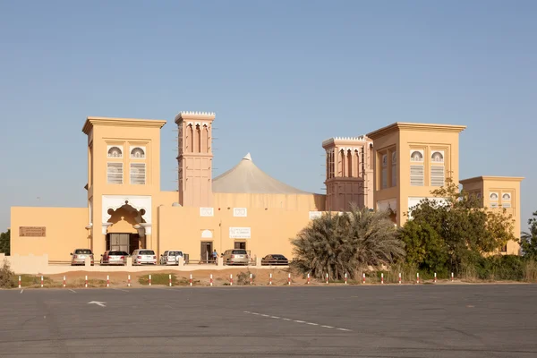 Dubai, Birleşik Arap Emirlikleri - Aralık 13: Dubai Şahinle Merkezi, Nad Al Sheeba. 13 Aralık 2014 yılında Dubai, İngiltere — Stok fotoğraf