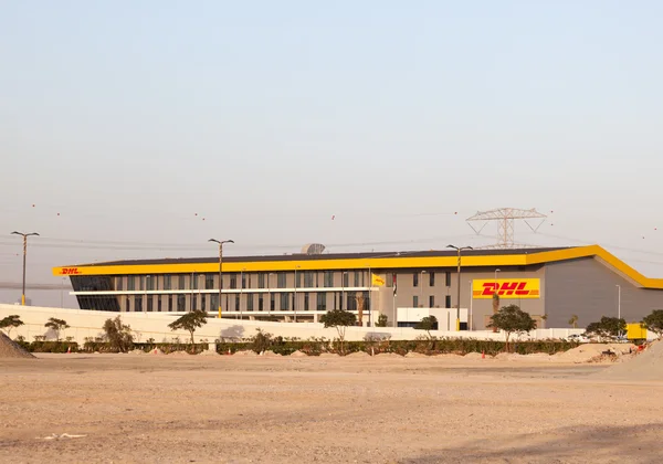 DUBAI, ОАЭ - DEC 13: DHL parcel service building in Dubai. 13 декабря 2014 года в Дубае, Объединенные Арабские Эмираты — стоковое фото