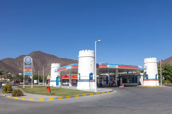 FUJAIRAH, Emiratos Árabes Unidos - DIC 14: Gasolinera ADNOC en Fujairah. 14 de diciembre de 2014 en Fujairah, Emiratos Árabes Unidos — Foto de Stock