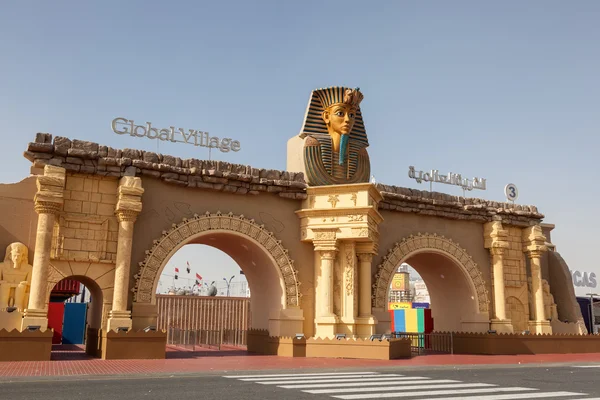 ДУБАЙ, ОАЭ - DEC 13: Глобальная деревня Дубай развлекательный город за пределами Дубая. 13 декабря 2014 года в Дубае, Объединенные Арабские Эмираты — стоковое фото