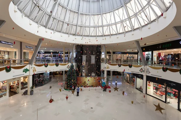 DUBAI, UAE - DEC 13: Interior of Dubai Outlet Mall.  The shopping mall is part of Dubai Outlet City in Dubai. December 13, 2014 in Dubai, UAE — Stock Photo, Image