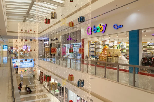 DUBAI, EAU - DEC 13 : Intérieur du centre commercial Dubai Outlet. Le centre commercial fait partie de Dubai Outlet City à Dubaï. 13 décembre 2014 à Dubaï, EAU — Photo