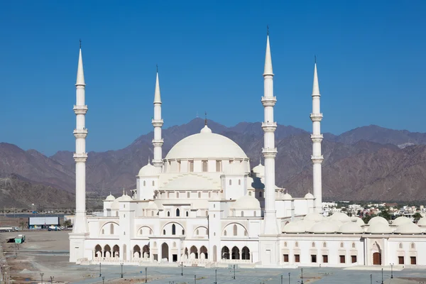 Die neue Scheich-Zayed-Moschee in Fudschaira, vereinigte arabische Emirate — Stockfoto