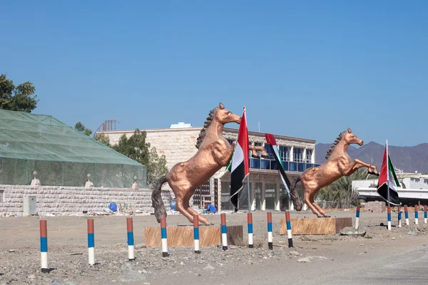 FUJAIRAH, Emiratos Árabes Unidos - DIC 14: Estatua de bronce de caballos árabes en la ciudad de Fujairah. 14 de diciembre de 2014 en Fujairah, Emiratos Árabes Unidos — Foto de Stock