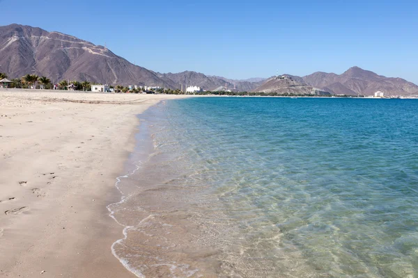 Pláž v Khor Fakkan, Fujairah, Spojené arabské emiráty — Stock fotografie