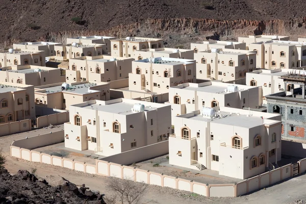 Novos edifícios residenciais em Khor Fakkan, Fujairah, Emirados Árabes Unidos — Fotografia de Stock