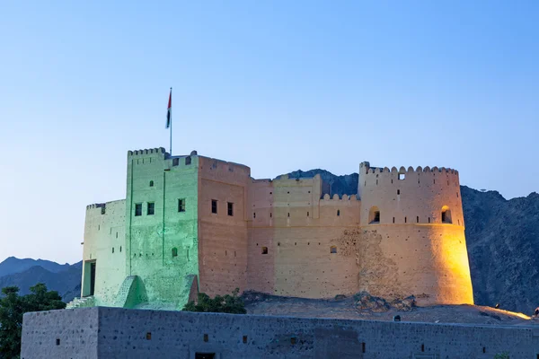 Historische Festung in Fujairah beleuchtet in der Dämmerung. Vereinigte Arabische Emirate — Stockfoto