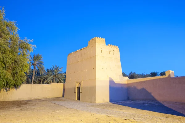 Aldeia património Fujairah iluminado ao entardecer. Emirados Árabes Unidos — Fotografia de Stock