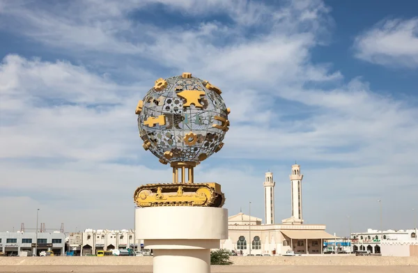 Al Ain, Verenigde Arabische Emiraten - 15 Dec: Monument van een onbekende artiest in de stad Al Ain. 15 december 2014 in Al Ain, emiraat van Abu Dhabi, Verenigde Arabische Emiraten — Stockfoto