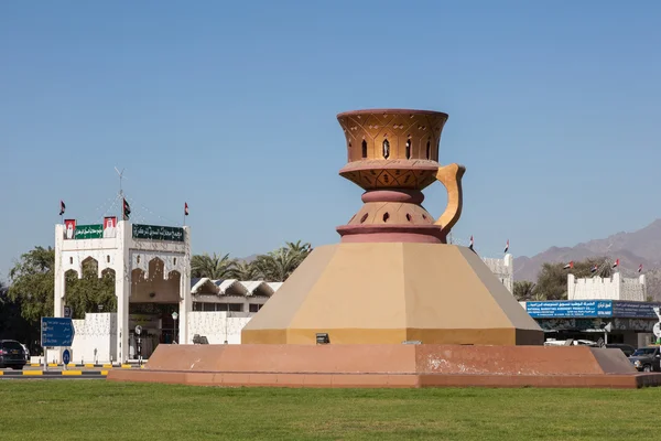 FUJAIRAH, EAU - DEC 14: Estátua do tradicional queimador de incenso árabe em Fujairah. 14 de dezembro de 2014 em Fujairah, Emirados Árabes Unidos — Fotografia de Stock