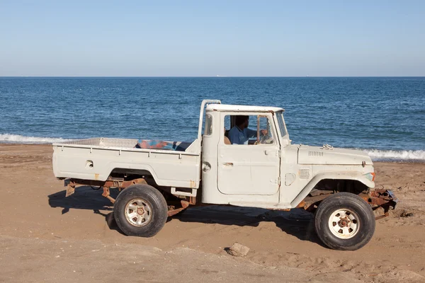 Fujairah, Verenigde Arabische Emiraten - 14 december: Oude Toyota pick-up op het strand in Kalba. 14 december 2014 in Fujairah, Verenigde Arabische Emiraten — Stockfoto