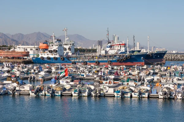 Fujairah, Spojené arabské emiráty - Dec 14: Čluny a lodě v rybářského přístavu Kalba. 14. prosince 2014 ve Fujairah, Spojené arabské emiráty — Stock fotografie