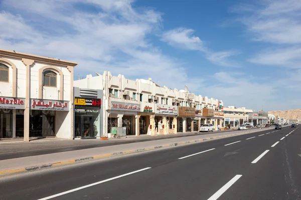 AL AIN, Emirados Árabes Unidos - DEC 15: Fila de lojas na cidade de Al Ain. 15 de dezembro de 2014 em Al Ain, Emirado de Abu Dhabi, Emirados Árabes Unidos — Fotografia de Stock