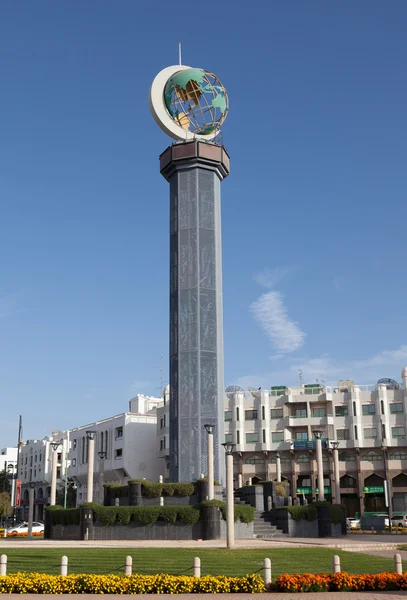 Al Ain, Zjednoczone Emiraty Arabskie - Dec 15: Globe pomnik w Ronda w mieście Al Ain. 15 grudnia 2014 roku w Al-Ajn, Zjednoczone Emiraty Arabskie — Zdjęcie stockowe