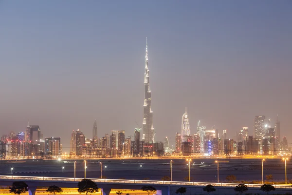Dubai gece ışıklı şehir manzarası. Birleşik Arap Emirlikleri — Stok fotoğraf