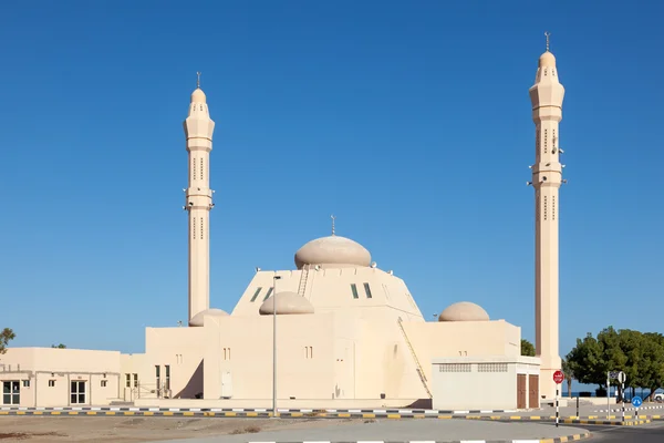 Mosque in the emirate of Fujairah, United Arab Emirates — Stok fotoğraf