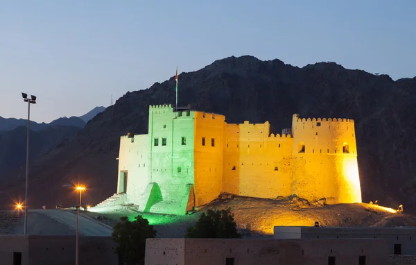 Forte histórico de Fujairah iluminado à noite. Emirados Árabes Unidos — Fotografia de Stock