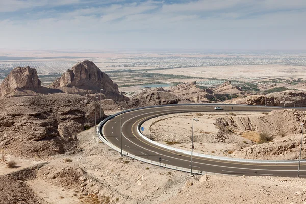 Jebel Hafeet strada di montagna nella periferia di Al Ain, Emirato di Abu Dhabi, Emirati Arabi Uniti — Foto Stock