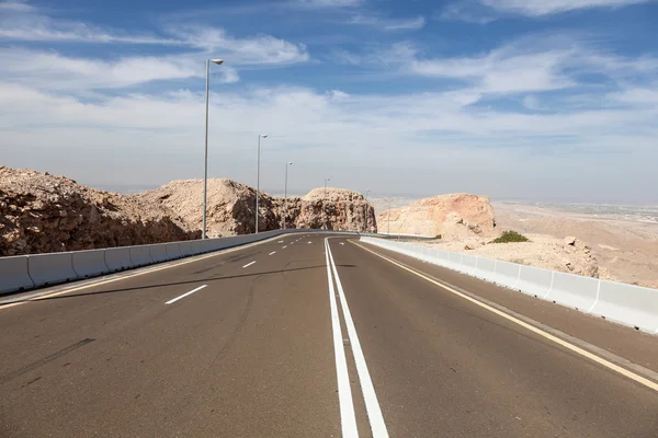 Δρόμος στο Όρος Jebel Hafeet στα περίχωρα του Al Ain, εμιράτο Αμπού Ντάμπι, Ηνωμένα Αραβικά Εμιράτα — Φωτογραφία Αρχείου