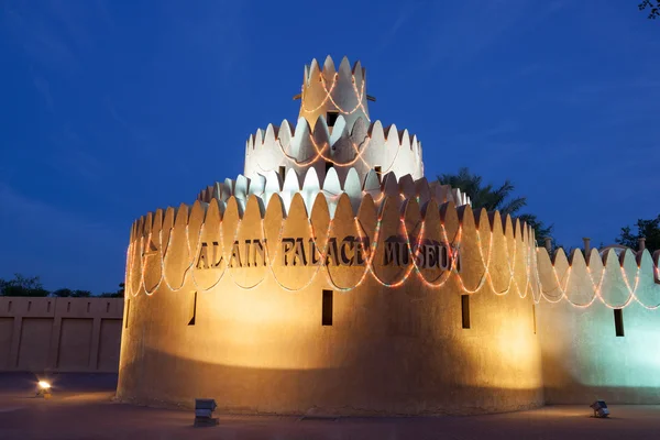 Al Ain palacio iluminado por la noche. Emirato de Abu Dhabi, Emiratos Árabes Unidos —  Fotos de Stock
