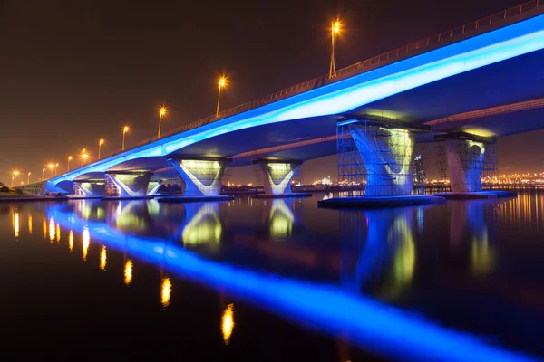 Ponte Al Garhoud azul iluminada em Dubai, Emirados Árabes Unidos — Fotografia de Stock