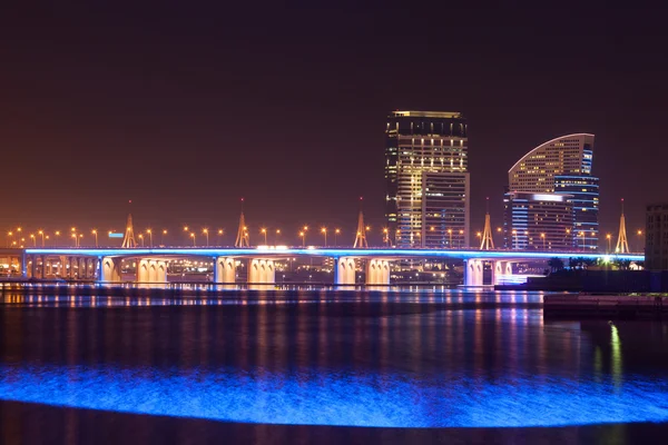 Business Bay hídon átkelés Dubai, Egyesült Arab Emírségek — Stock Fotó