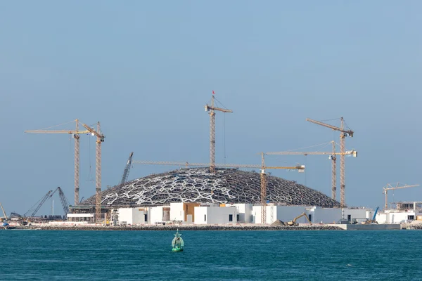ABU DHABI, Emiratos Árabes Unidos - DIC 19: Sitio de construcción del museo Louvre Abu Dhabi. 19 de diciembre de 2014 en Abu Dhabi, Emiratos Árabes Unidos —  Fotos de Stock