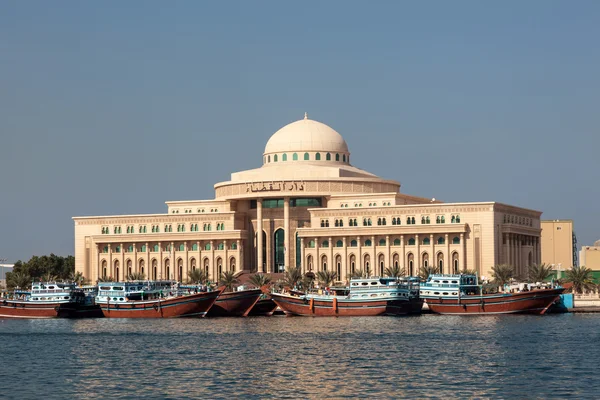 SHARJAH, Emiratos Árabes Unidos - DIC 20: Edificio gubernamental en el arroyo de la ciudad de Sharjah. 20 de diciembre de 2014 en Sharjah, Emiratos Árabes Unidos — Foto de Stock