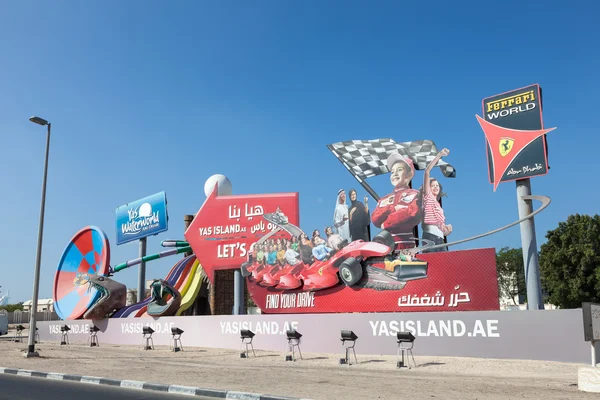 DUBAI, Emirados Árabes Unidos - DEC 18: Yas Island outdoor publicitário na cidade de Dubai. 18 de dezembro de 2014 em Dubai, Emirados Árabes Unidos — Fotografia de Stock