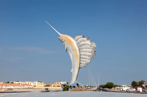 Zeilvis standbeeld in een rotonde in Umm Al Quwain, Verenigde Arabische Emiraten — Stockfoto