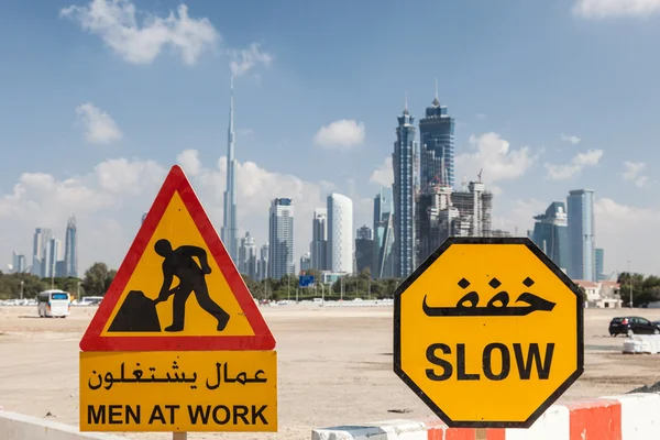 Muži při práci znamení v městě Dubaj, Spojené arabské emiráty — Stock fotografie