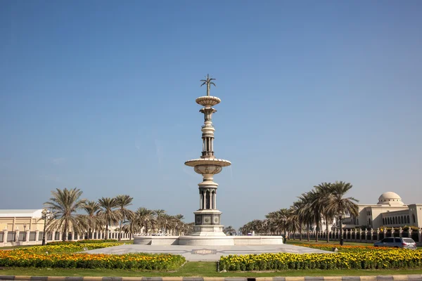 Staty i en rondell i Sharjah, Förenade Arabemiraten — Stockfoto
