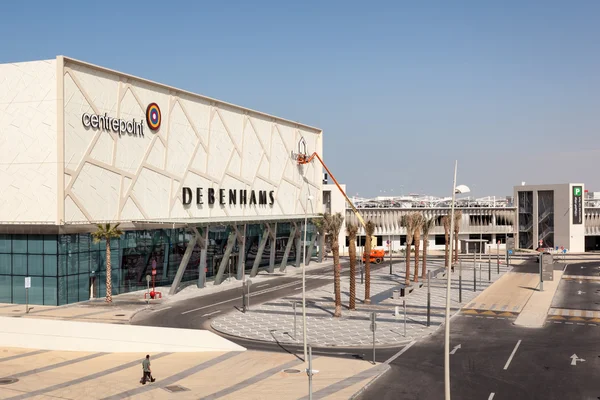 ABU DHABI - DEC 19: Debenhams and Centerpoint in the Yas Mall, Abu Dhabi. 19 de diciembre de 2014 en Yas Island, Abu Dhabi, Emiratos Árabes Unidos —  Fotos de Stock