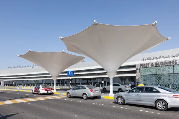 ABU DHABI - DEC 19: Taxis at the Abu Dhabi International Airport. December 19, 2014 in Abu Dhabi, United Arab Emirates — Stock Photo, Image