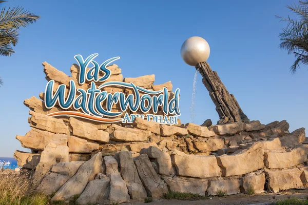 Abu Dhabi - Dec 19: Yas Waterworld téma park a Yas Island, Abu Dhabi. December 19, 2014-ben: Abu Dhabi, Egyesült Arab Emírségek — Stock Fotó