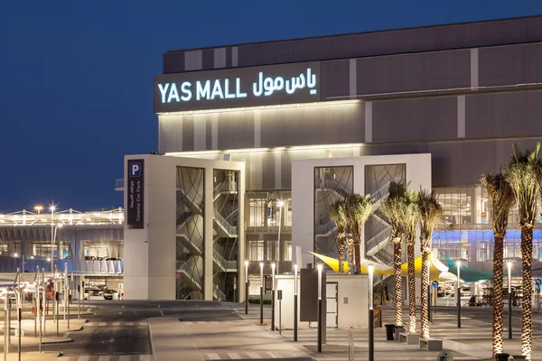 ABU DHABI - DEC 19: Entrada do Centro Comercial Yas iluminada à noite. 19 de dezembro de 2014 em Abu Dhabi, Emirados Árabes Unidos — Fotografia de Stock