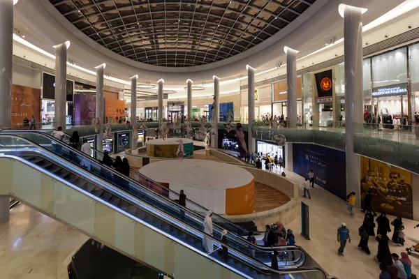 Abu Dhabi - 19 Dec: Interieur van de nieuwe luxe Yas Mall. 19 december 2014 in Abu Dhabi, Verenigde Arabische Emiraten — Stockfoto