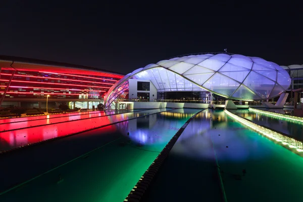 ABU DHABI - DIC 19: Ferrari World Theme Park iluminado por la noche. 19 de diciembre de 2014 en la isla Yas en Abu Dhabi, EAU — Foto de Stock