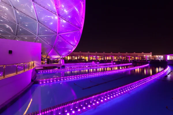 Abu Dhabi - 19 Dec: Ferrari World Theme Park upplyst på natten. 19 december 2014 på Yas Island i Abu Dhabi, Förenade Arabemiraten — Stockfoto