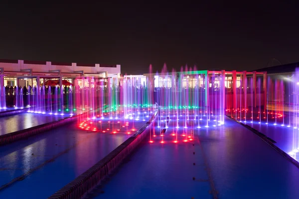 Abú Dhabí - 12 19: Kašna na Ferrari World zábavní Park v noci osvětlené. 19. prosince 2014 na ostrově Yas v Abu Dhabi, Spojené arabské emiráty — Stock fotografie