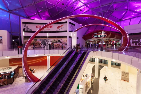 Abu dhabi - dec 19: ferrari world themenpark foyer hall interior. 19. Dezember 2014 in abu dhabi, vereinigte arabische Emirate — Stockfoto