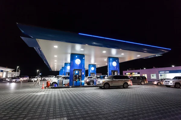 Dubai, Verenigde Arabische Emiraten - 19 Dec: Enoc benzine station in de stad Dubai. 19 december 2014 in Dubai, Verenigde Arabische Emiraten — Stockfoto
