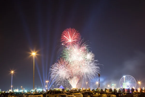 Dubai, Förenade Arabemiraten - 19 Dec: Fyrverkerier på Dubai Global Village. 19 december 2014 i Dubai, Förenade Arabemiraten — Stockfoto