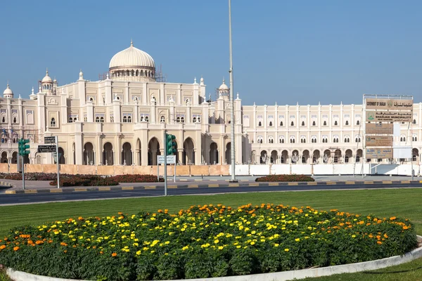 SHARJAH, UAE - DEC 20: New Government building in the city of Sharjah. December 20, 2014 in Sharjah, United Arab Emirates — Stock Photo, Image