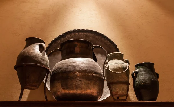 Antieke Arabische koperen pot en potten in Abu Dhabi, Verenigde Arabische Emiraten — Stockfoto
