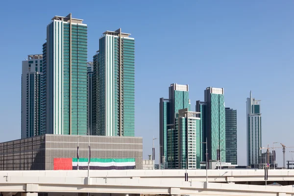 Edificios modernos en la isla Al Maryah en Abu Dhabi, Emiratos Árabes Unidos —  Fotos de Stock