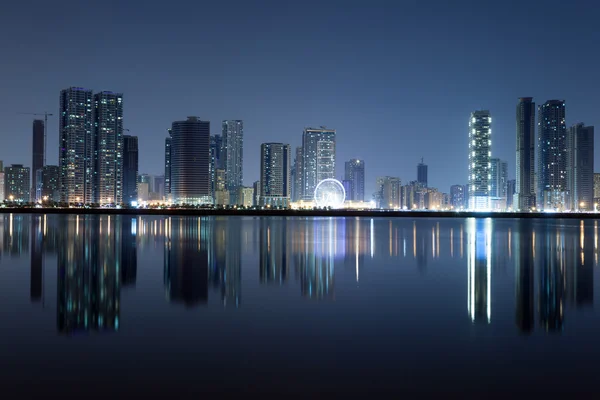 Sharjah City Skyline bei Nacht. Sharjah, vereinigte arabische Emirate — Stockfoto