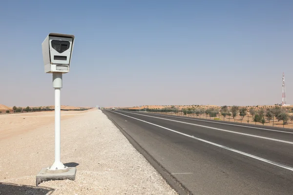 Radar flitspalen controle op de snelweg in Abu Dhabi, Verenigde Arabische Emiraten — Stockfoto