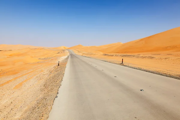 Estrada do deserto em Abu Dhabi, Emirados Árabes Unidos — Fotografia de Stock