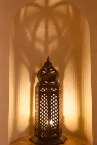 Tradiční orientální lampa v Abu Dhabi, Spojené arabské emiráty — Stock fotografie